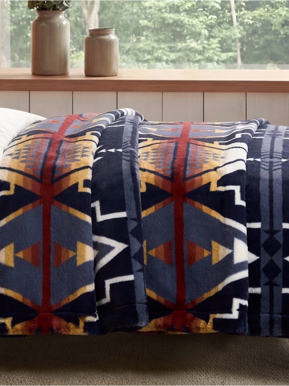 NEW Pendleton Faux Fur Soft Luxe Blanket Queen Arrow Flight 98x92 - Picture 3 of 6